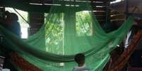 Casas ribeirinhas na Amazônia, feitas de madeira, têm muitas frestas para entrada do mosquito. Mosquiteiros ajudam a evitar picadas durante a noite.  Foto: Divulgação/Secretaria de Saúde no Acre / BBC News Brasil