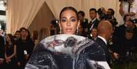 Solange, irmã de Beyoncé, escolheu um vestido grife Giles que lembrou uma concha para o MET Gala 2015  Foto: Getty Images / PurePeople