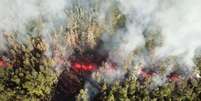 Lava emerge do solo após erupção do vulcão Kilauea, no Havaí  Foto: Reuters