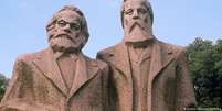 Dupla est&aacute;tua de Marx e Engels em parque em Xangai, China  Foto: DW / Deutsche Welle