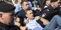 Alexei Navalny é carregado por policiais durante protesto em Moscou  Foto: DW / Deutsche Welle