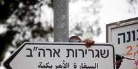 Funcion&aacute;rio coloca placa para embaixada dos EUA em Jerusal&eacute;m
 7/5/2018     REUTERS/Ronen Zvulun   Foto: Reuters