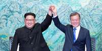 Presidente da Coreia do Sul, Moon Jae-in, e l&iacute;der da Coreia do Norte, Kim Jong Un 27/04/2018 Korea Summit Press Pool/Pool via Reuters  Foto: Reuters