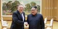 L&iacute;der norte-coreano Kim Jong Un cumprimenta secret&aacute;rio dos EUA Mike Pompeo
 9/5/2018        KCNA/via REUTERS  Foto: Reuters