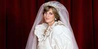 Diana em retrato oficial de seu casamento: o conto de fadas virou um filme de terror  Foto: Divulgação