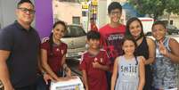 A família venezuelana vende arepas com a ajuda de dois brasileiros, os irmãos Thaynara e Thiago  Foto: BBC News Brasil