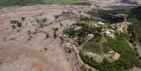 Vista aérea do distrito de Bento Rodrigues (MG), coberto de lama após o rompimento da barragem de Fundão em 2015  Foto: DW / Deutsche Welle