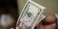 Notas de d&oacute;lar dos Estados Unidos  Foto: Gary Cameron / Reuters