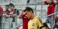 Goleiro Santos causou estranheza com sua atitude antes do jogo do Atlético-PR (Reprodução SporTV)  Foto: Lance!