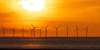 As mudanças climáticas estão nos forçando a adotar energias renováveis, como a eólica  Foto: BBC News Brasil