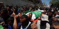 Palestinos carregam corpo de homem morto por forças israelenses durante protesto em Gaza 15/05/2018 REUTERS/Ibraheem Abu Mustafa  Foto: Reuters