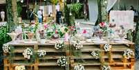 1- Decora&ccedil;&atilde;o de casamento r&uacute;stico com pallets de madeira  Foto: Viva Decora