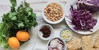 Mise en place: alimentos separados e já cortados  Foto: Shutterstock / TudoGostoso