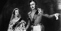 Quando a Rainha Vitória conheceu o príncipe Albert aos 17 anos, escreveu em seu diário que ele tinha "grandes olhos azuis" e uma "boca doce"  Foto: Getty Images / BBC News Brasil