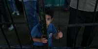 Menino palestino espera para viajar ao Egito pela travessia de fronteira de Rafah, na Faixa de Gaza 18/05/2018 REUTERS/Ibraheem Abu Mustafa  Foto: Reuters