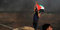 Manifestante segura bandeira palestina em protesto na fronteira Israel-Gaza
 18/5/2018      REUTERS/Mohammed Salem   Foto: Reuters