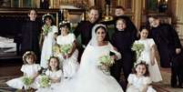Meghan Markle e príncipe Harry com as crianças que participaram do casamento  Foto: Divulgação, Alexi Lubomirski / PurePeople