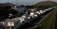 Caminhoneiros bloqueiam a BR-116, no Rio de Janeiro, durante protesto contra o aumento do diesel  Foto: Reuters