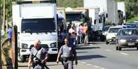 Protesto de caminhoneiros na Rodovia Geraldo de Barros (SP 304), altura da entrada do bairro Santa Terezinha, em Piracicaba (SP), nesta terça-feira (22).  Foto: Cláudio Coradini/Futura Press