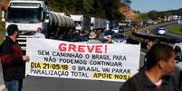 Caminhoneiros ameaçavam com greve geral desde a semana passada. A paralisação acabou deflagrada nesta segunda com impactos em vários Estados  Foto: Reuters / BBC News Brasil