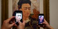 Visitantes tiram foto de quadro de Frida Kahlo em museu em Paris, na Fran&ccedil;a  07/10/2013 REUTERS/Philippe Wojazer   Foto: Reuters