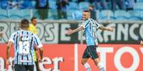Luan comemora gol da vit&oacute;ria do Gr&ecirc;mio sobre o Defensor-URU  Foto: LUCAS UEBEL / GREMIO FBPA