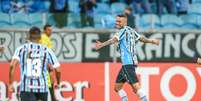 Luan comemora gol da vitória do Grêmio sobre o Defensor-URU  Foto: LUCAS UEBEL / GREMIO FBPA