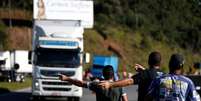 Caminhoneiros fazem gesto para caminh&otilde;es pararem
22/05/2018
 REUTERS/Rodolfo Buhrer  Foto: Reuters