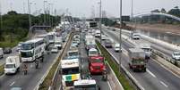 Protesto de caminhoneiros contra alta no valor dos combustíveis causa lentidão no trânsito na Marginal Tietê, em São Paulo (SP), nesta sexta-feira (25)  Foto: Futura Press