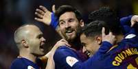 Coutinho é abraçado por Messi em jogo do Barcelona (Foto: AFP)  Foto: Lance!