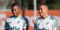 Fernando e Papagaio, atacantes do sub-20, estão treinando com o profissional neste momento. Papagaio entrou contra o América-MG  Foto: Cesar Greco/Palmeiras / LANCE!