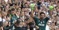 Buffon acena para a torcida da Juventus  Foto: Massimo Pinca / Reuters