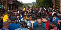  Torcedores em entrada do treino da Seleção Brasileira de futebol, na Granja Comary, em Teresópolis (RJ), onde a equipe se prepara para a Copa do Mundo 2018, na Rússia.  Foto: Armando Paiva/Raw Image/Gazeta Press / Gazeta Press