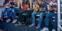 Alunos têm aula violão no projeto Rock das Mangueiras  Foto: Divulgação