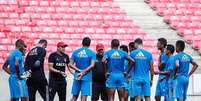 Equipe do Sport durante treino na Arena Pernambuco  Foto: Paulo Paiva/Agif/Gazeta Press