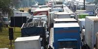 Caminhoneiros bloqueiam a Regis Bittencourt durante protesto  Foto: Reuters