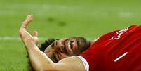 Mohamed Salah, do Liverpool, sofreu les&atilde;o no primeiro tempo da final da Champions contra o Real Madrid e deixou o jogo  Foto: Kai Pfaffenbach / Reuters