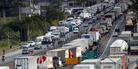 Caminhoneiros participam de protesto contra os altos preços do diesel na rodovia BR-116 Régis Bittencourt, em São Paulo   Foto: Leonardo Benassatto / Reuters