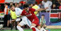 Salah teve lesão no ombro após lance com o zagueiro Sergio Ramos, do Real Madrid, na final da Liga dos Campeões  Foto: Gleb Garanich / Reuters