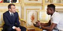 Presidente francês, Emmanuel Macron, durante encontro com Mamoudou Gassama, do Mali, no Palácio do Eliseu, em Paris 28/05/2018 Thibault Camus/Pool via Reuters  Foto: Reuters