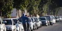 Consumidores formam fila em postos em SP  Foto: Felipe Rau/ Estad&atilde;o / Estad&atilde;o