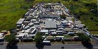 Caminhões parados em posto de combustível às margens da BR-116, no trecho da Rodovia Presidente Dutra, em Seropédica  Foto: Fabio Motta/Estadão / Estadão