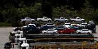 Ve&iacute;culos em cima de caminh&atilde;o-cegonha em f&aacute;brica em S&atilde;o Bernardo do Campo
05/01/2017
REUTERS/Paulo Whitaker  Foto: Reuters