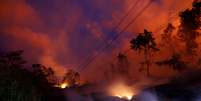 Gases de lava do vulcão Kilauea cruza rodovia de Pahoa, no Havaí 28/05/2018 REUTERS/Marco Garcia  Foto: Reuters