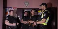 Policiais da Ucr&acirc;nia na entrada de casa onde jornalista Babchenko foi baleado em Kiev
 29/5/2018    REUTERS/Valentyn Ogirenko   Foto: Reuters