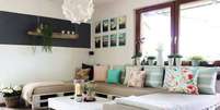 1. Sof&aacute; de palete em U, que deixou o ambiente confort&aacute;vel e gracioso  Foto: Viva Decora