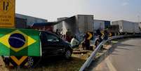 Caminhoneiros parados às margens da rodovia BR-116, em São Paulo  Foto: DW / Deutsche Welle