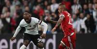 Love recebe a marcação de Vidal em duelo contra o Bayern pela Liga dos Campeões (Foto: OZAN KOSE / AFP)  Foto: Lance!