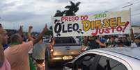 Protesto em refinaria de Duque de Caxias, no Rio: Reajustes constantes no óleo diesel estão entre os motivos para a greve dos caminhoneiros  Foto: BBCBrasil.com