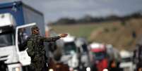 Militares fazem escolta para transporte de gás de cozinha e combustível para aviação na BR-040 em Luziania 30/5/2018 REUTERS/Ueslei Marcelino   Foto: Reuters